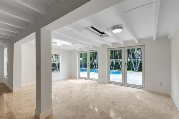 Empty room, Interior