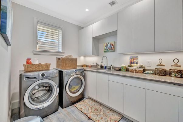 Interior, Recessed Lighting, Washer, Wood Texture Flooring