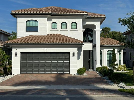 Attached, Exterior, Facade, Mediterranean
