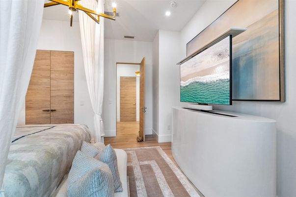 Interior, Recessed Lighting, Wood Texture Flooring