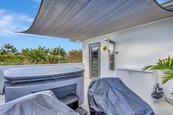 Exterior, Hot Tub