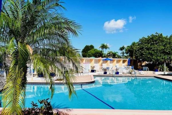 Exterior, Pool