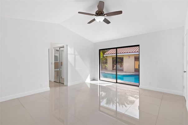 Empty room, Interior