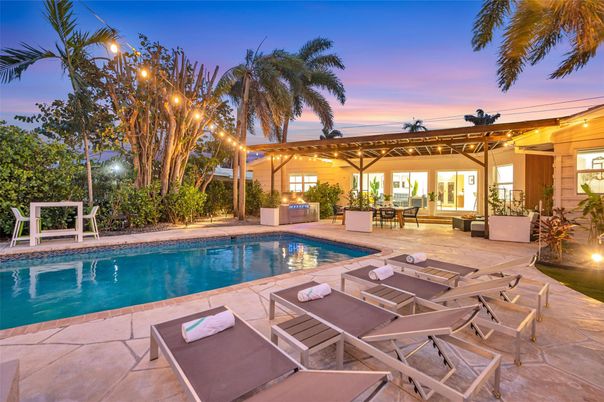 Exterior, Pool