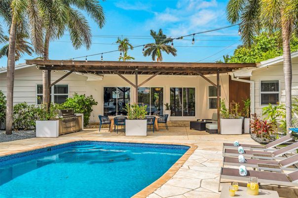 Exterior, Pool