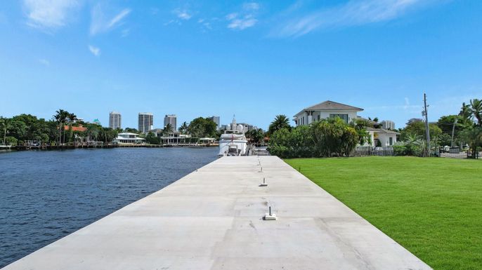 Exterior, Lake