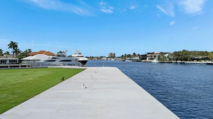 Exterior, Lake