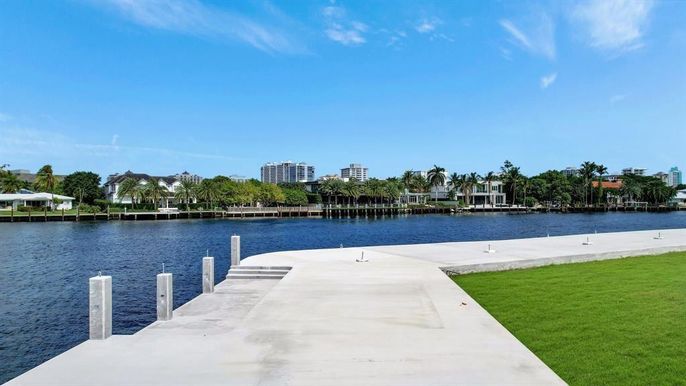 Exterior, Lake