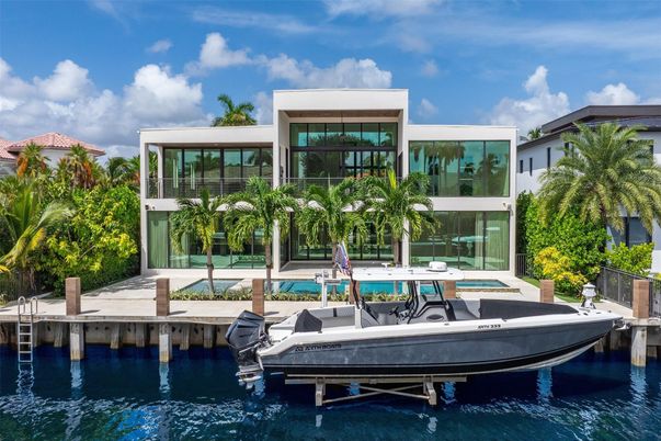 Exterior, Facade, Pool, Modern