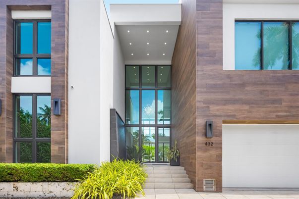 Exterior, Facade, Modern