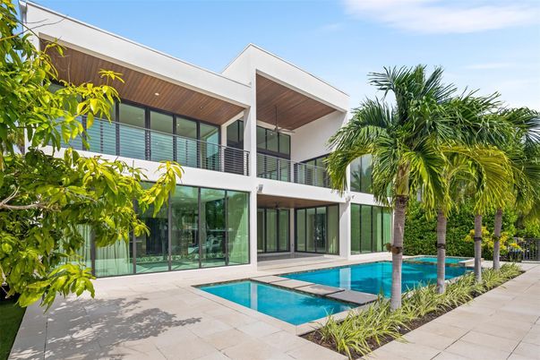 Exterior, Facade, Pool, Modern