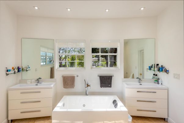 Bathroom, Dual Sink Vanities, Interior, Recessed Lighting