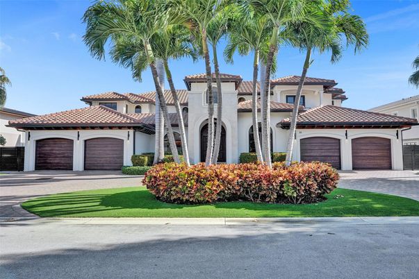 Attached, Exterior, Facade, Mediterranean