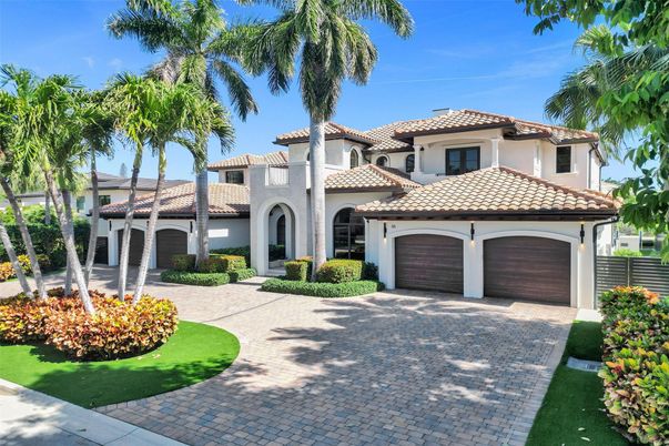 Attached, Exterior, Facade, Mediterranean