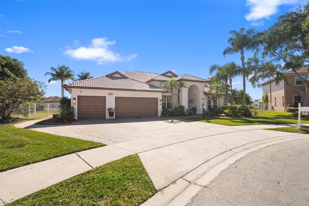 Attached, Exterior, Facade, Mediterranean