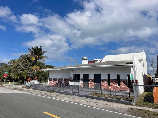 Exterior, Facade, Ranch