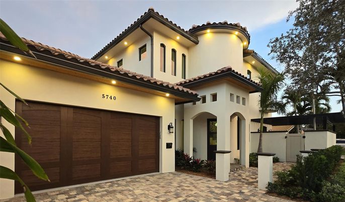 Attached, Exterior, Facade, Mediterranean