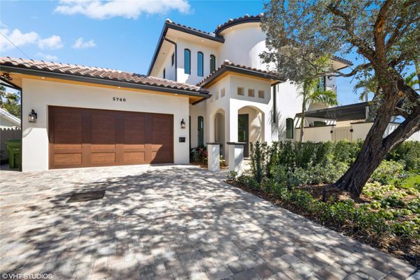 Attached, Exterior, Facade, Mediterranean