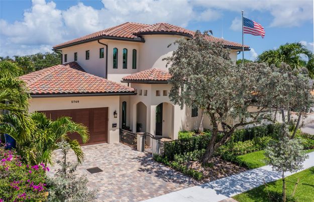 Attached, Exterior, Facade, Mediterranean