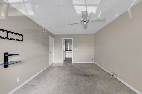 Empty room, Interior