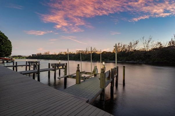 Exterior, Lake