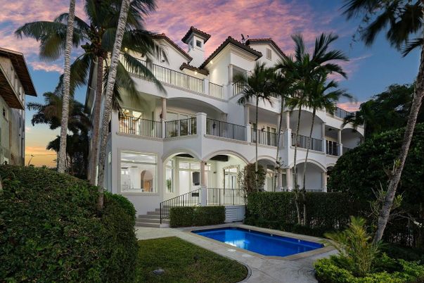 Exterior, Facade, Pool, Mediterranean