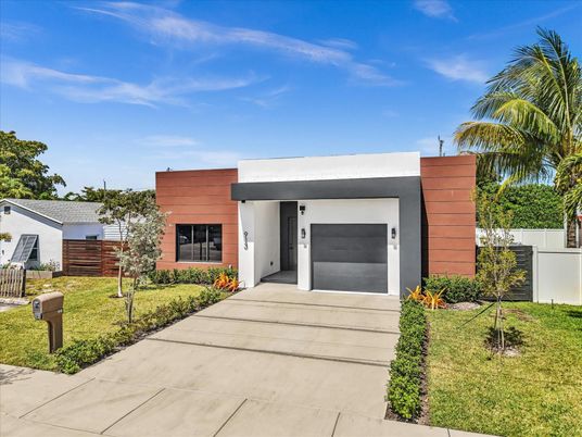 Backyard, Exterior, Facade, Modern