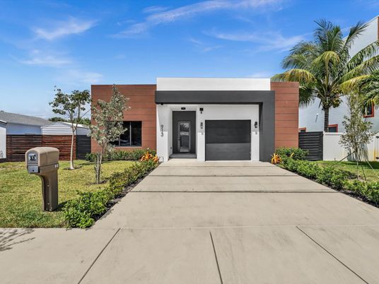 Attached, Exterior, Facade, Modern