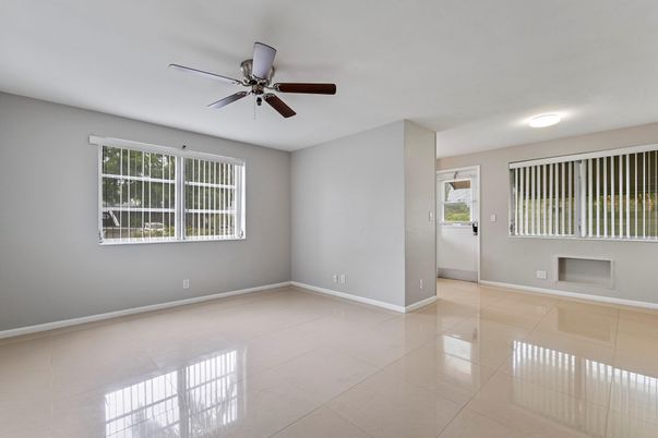 Empty room, Interior