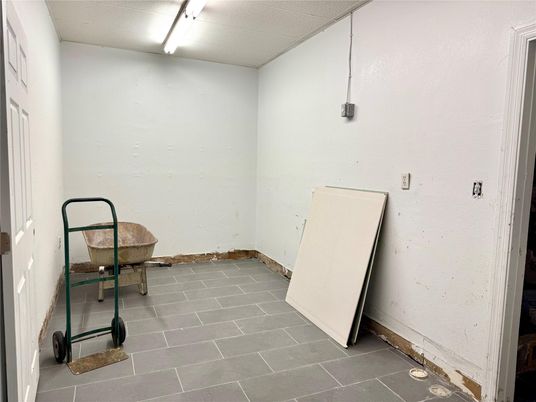 Empty room, Interior