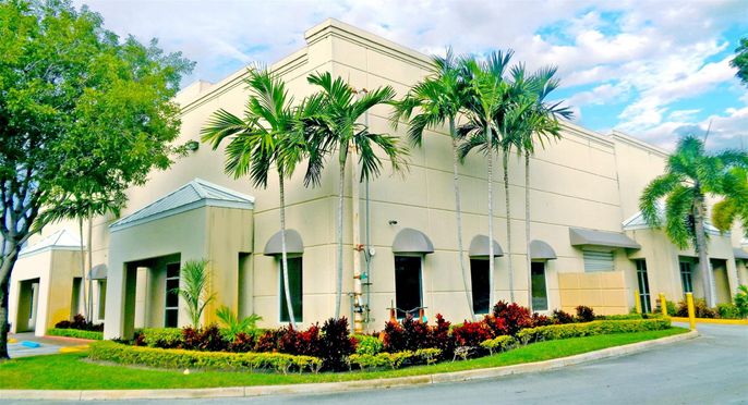 Exterior, Facade, Modern