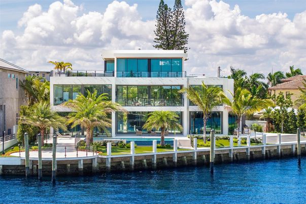 Exterior, Facade, Lake, Modern