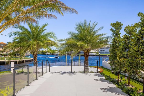 Exterior, Lake