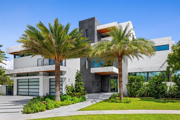 Attached, Exterior, Facade, Modern