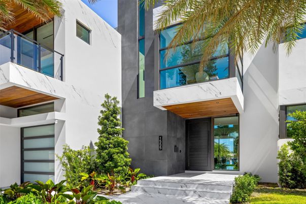 Exterior, Facade, Modern