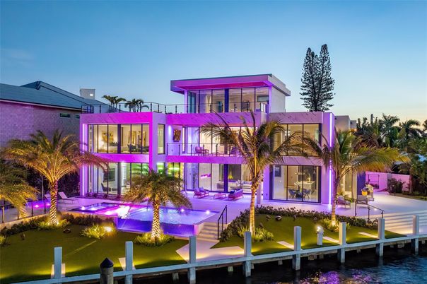Exterior, Facade, Pool, Modern