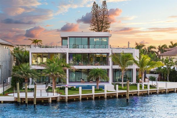 Exterior, Lake