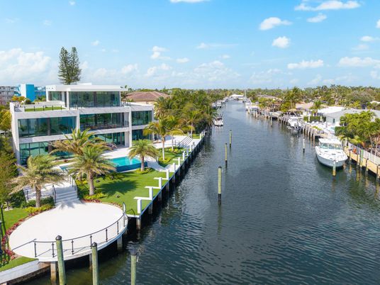 Exterior, Lake