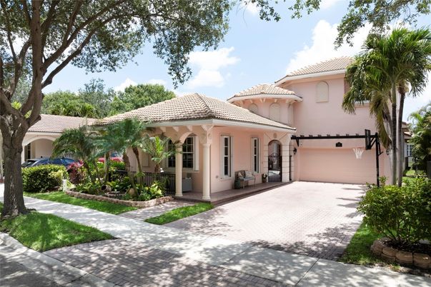 Attached, Exterior, Facade, Mediterranean