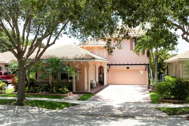 Attached, Exterior, Facade, Mediterranean