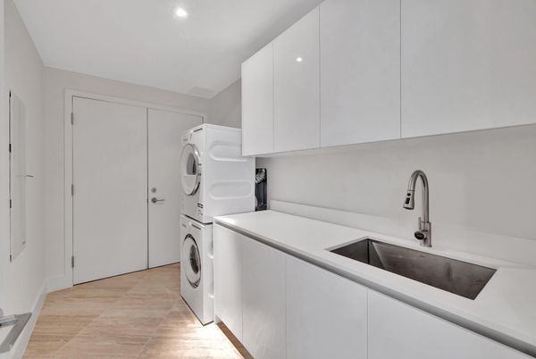 Interior, Recessed Lighting, Washer, Wood Texture Flooring