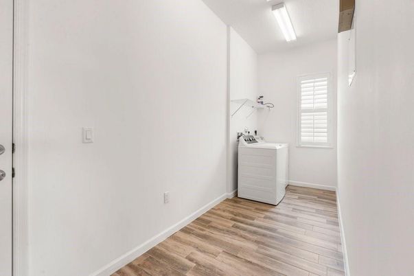 Interior, Washer, Wood Texture Flooring