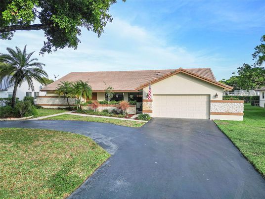Attached, Exterior, Facade, Ranch