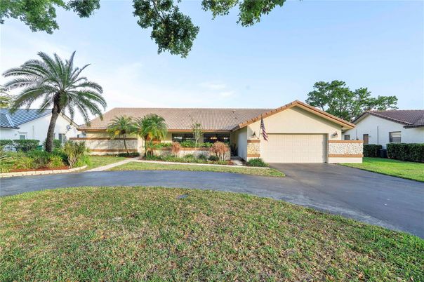 Attached, Exterior, Facade, Ranch