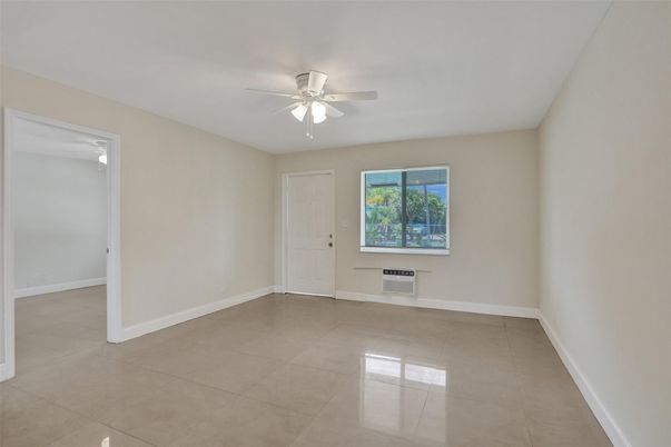 Empty room, Interior