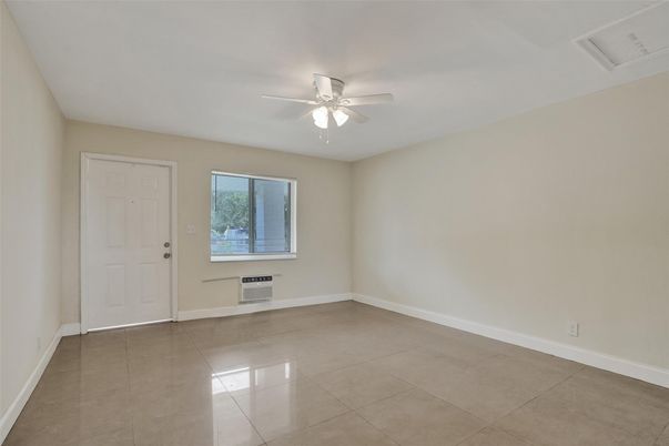 Empty room, Interior