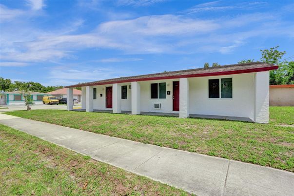 Exterior, Facade, Ranch