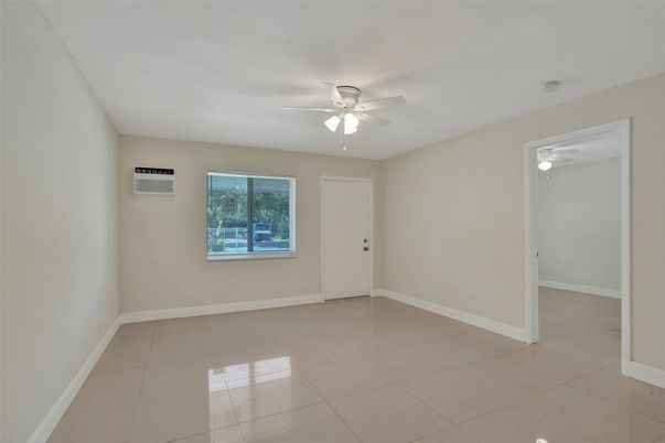 Empty room, Interior