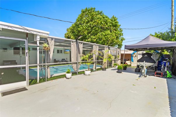 Exterior, Fitness Equipment, Pool