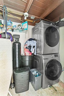 Interior, Washer, Wooden Beams